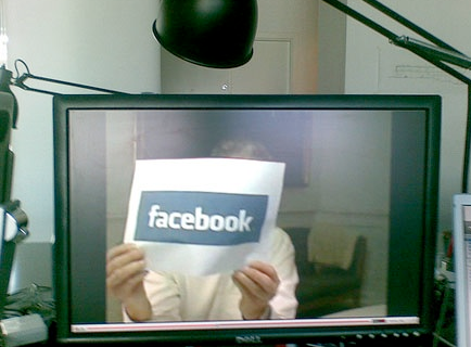 Facebook-on-Monitor